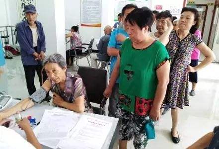 “关爱居民送健康”走进社区大型义诊活动