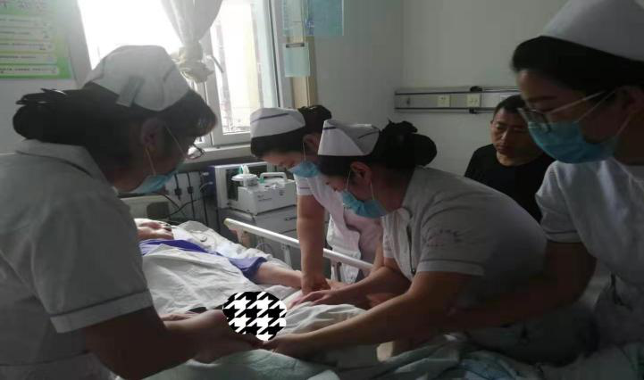 内二科举行脑干梗死后昏迷病人的护理查房