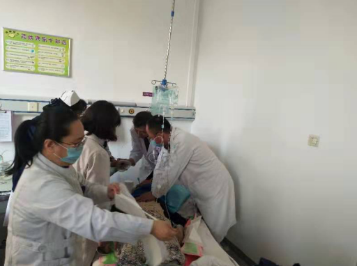 医护紧密合作，全力与死神赛跑