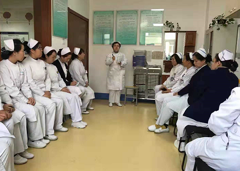 护理部组织全院护士长参加了康复科组织的“双膝关节置换术后康复护理”的查房